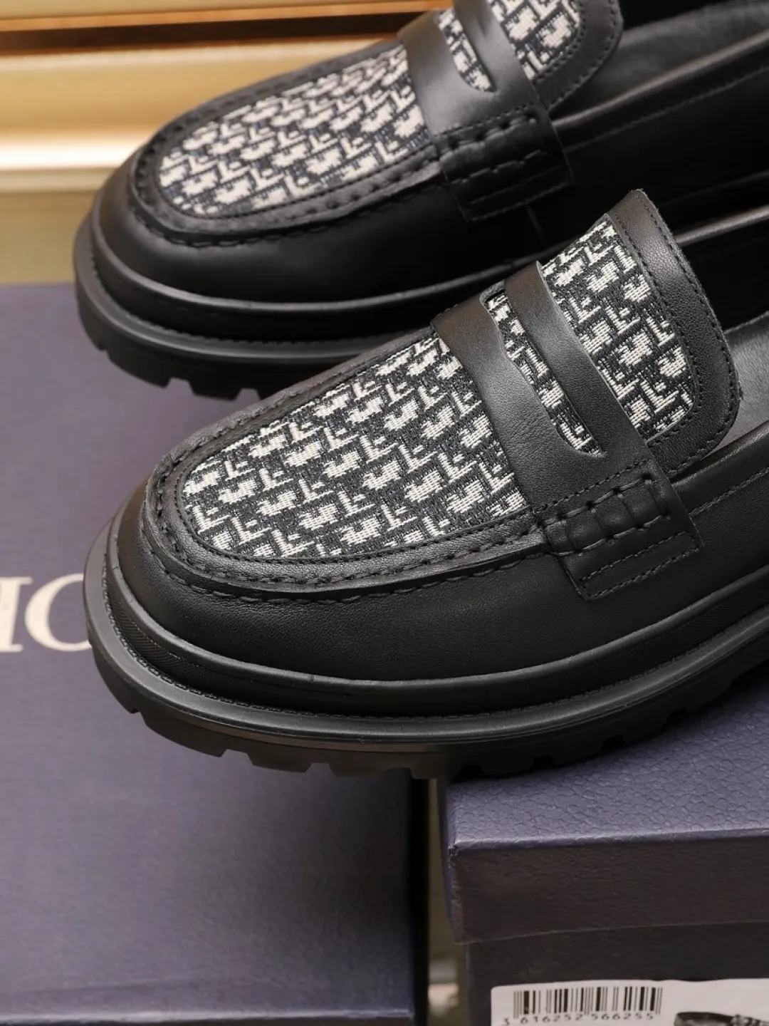 Factory P460💰[Dior] men's classic Loaf leather shoes🇺🇸 are on sale at the same time, original Italian brand · brand totem cloth sewn with brand cloth label · paired with calfskin · (high-end, extravagant and classy) exquisite workmanship (original lining) sole: original factory special rubber concave and convex outsole ⚠️ outsole. Comfortable, wear-resistant, non-slip, real shot 🎬 Can be worn with casual clothes or suits. Size: 38-44 (46.46 customized)